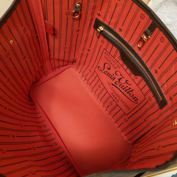 Louis Vuitton Neverfull MM in Cherry Interior - Picture 3 of 16